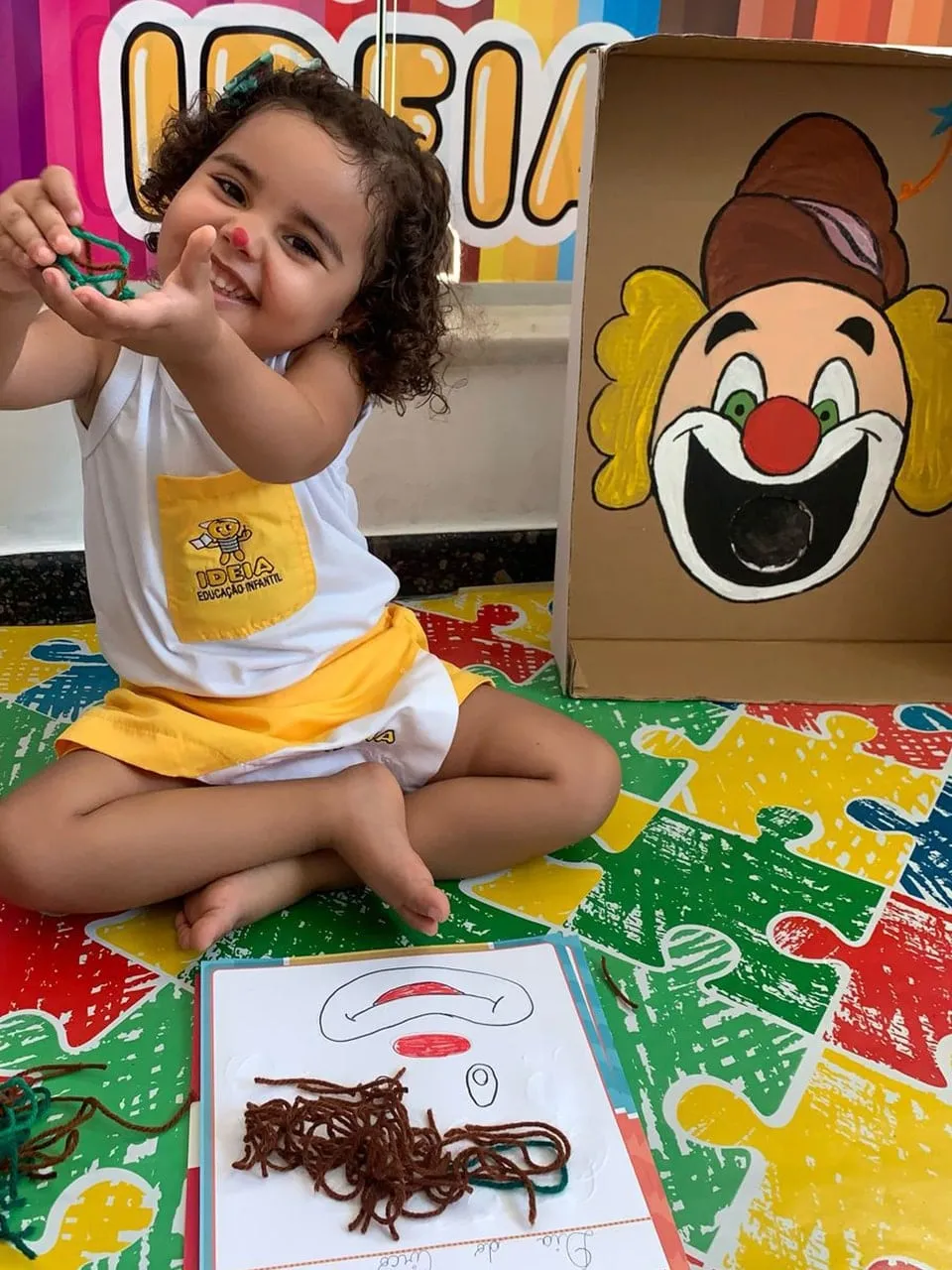 Foto de um ou mais alunos fazendo atividades na escola