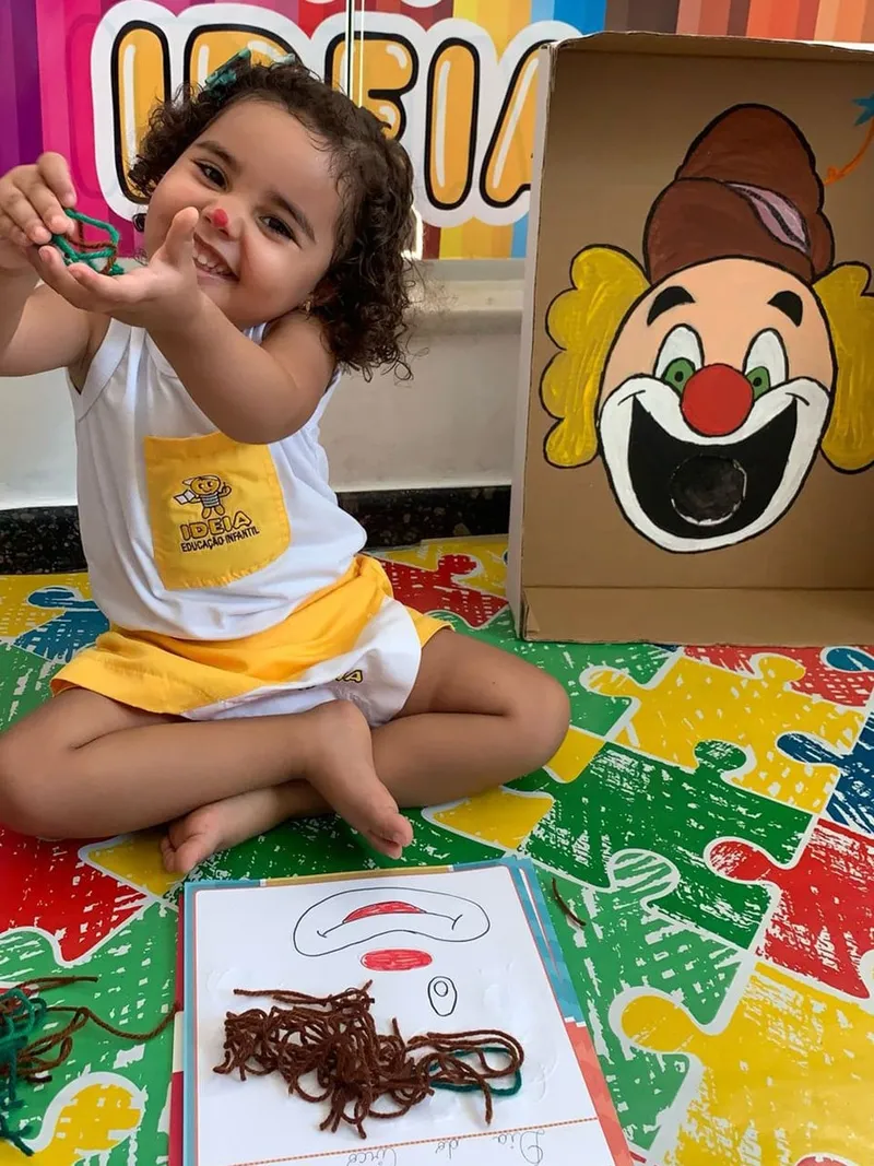 Foto de um ou mais alunos fazendo atividades na escola