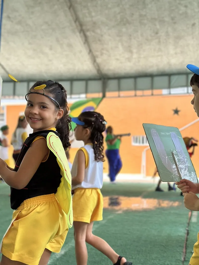 Foto de um ou mais alunos fazendo atividades na escola