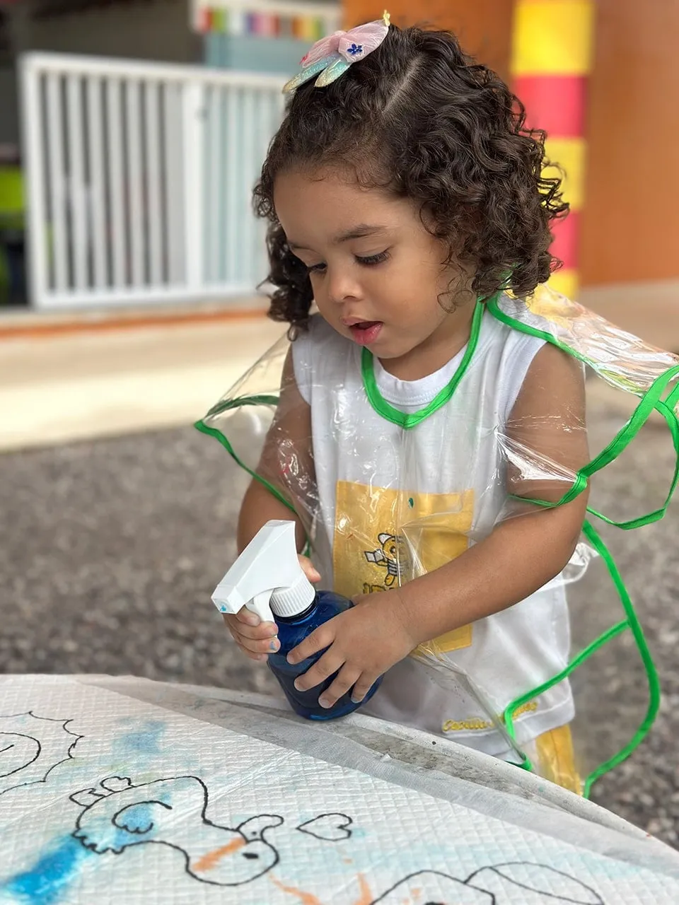 Foto de um ou mais alunos fazendo atividades na escola