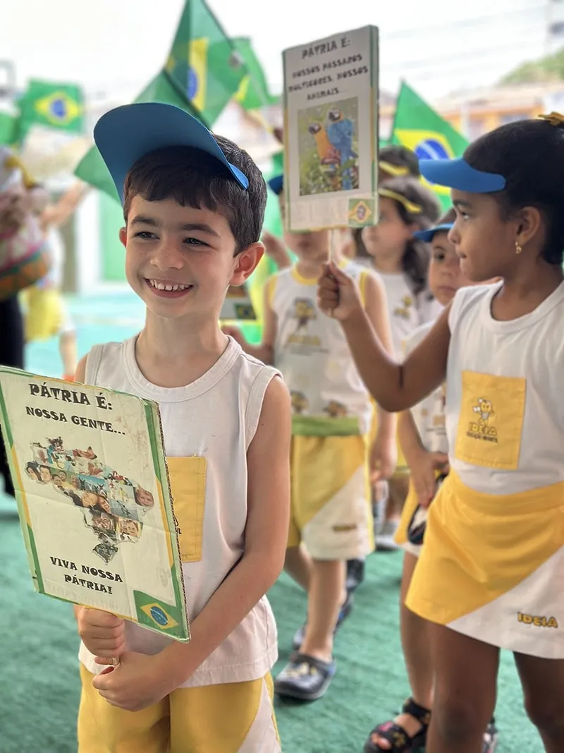 Foto de um ou mais alunos fazendo atividades na escola