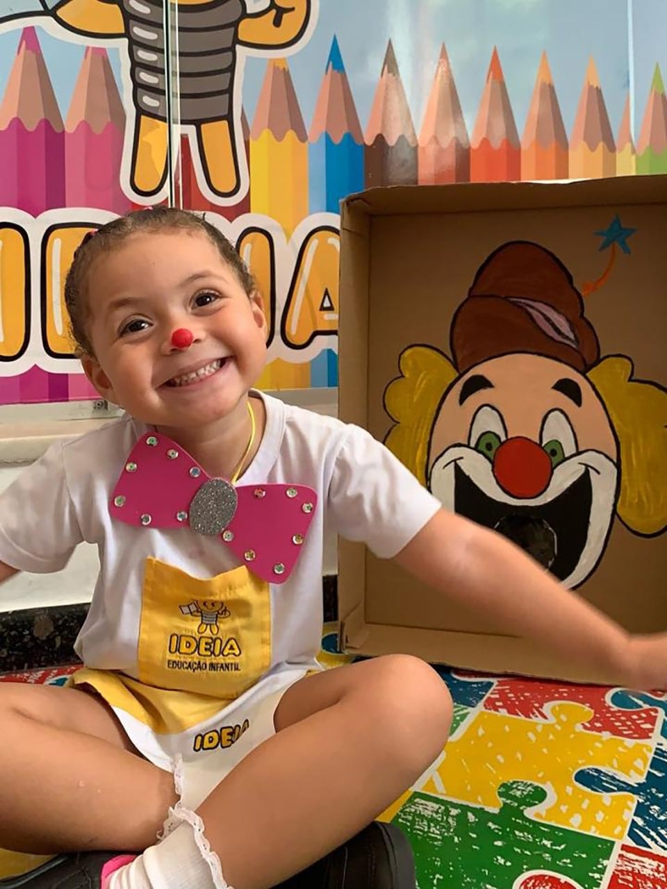 Foto de um ou mais alunos fazendo atividades na escola