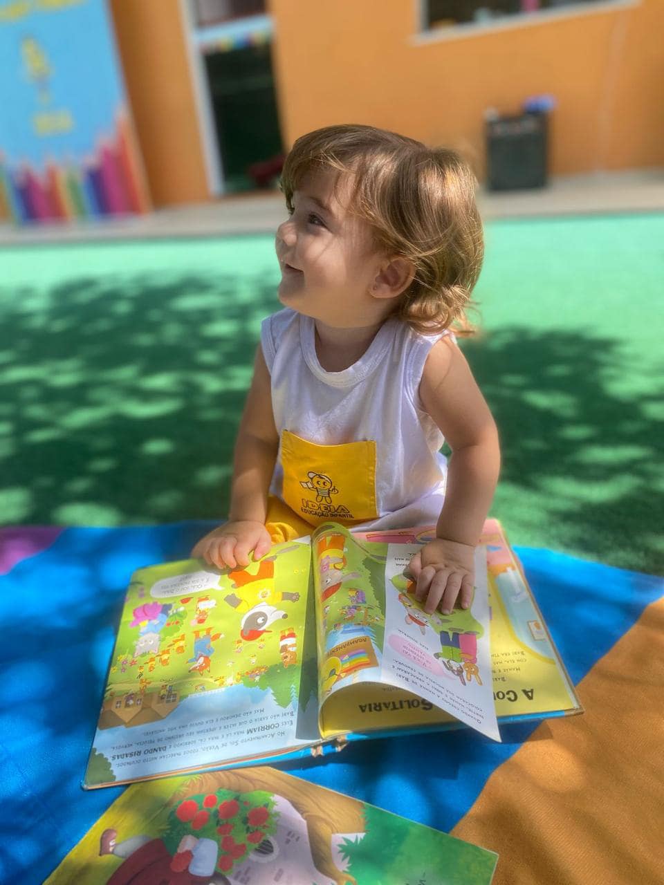 Foto de um ou mais alunos fazendo atividades na escola