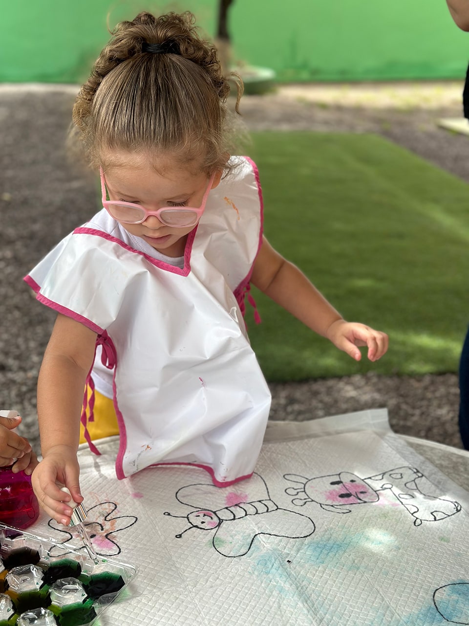 Foto de um ou mais alunos fazendo atividades na escola