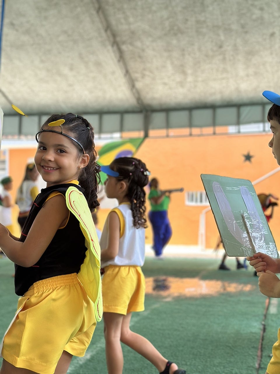Foto de um ou mais alunos fazendo atividades na escola