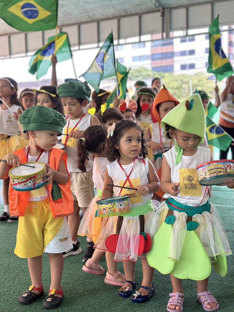 Foto de um ou mais alunos fazendo atividades na escola