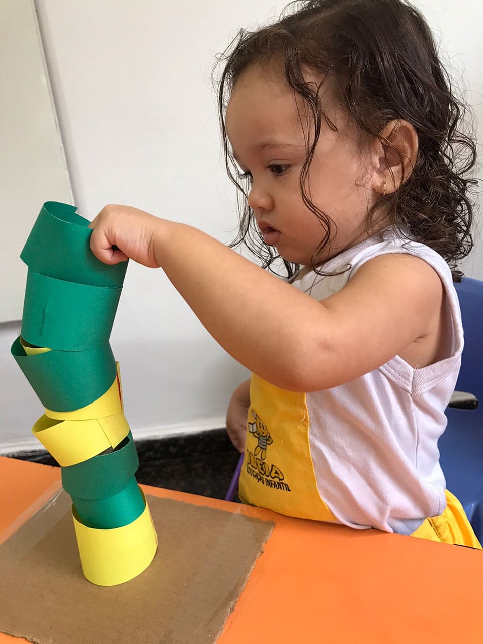 Foto de um ou mais alunos fazendo atividades na escola