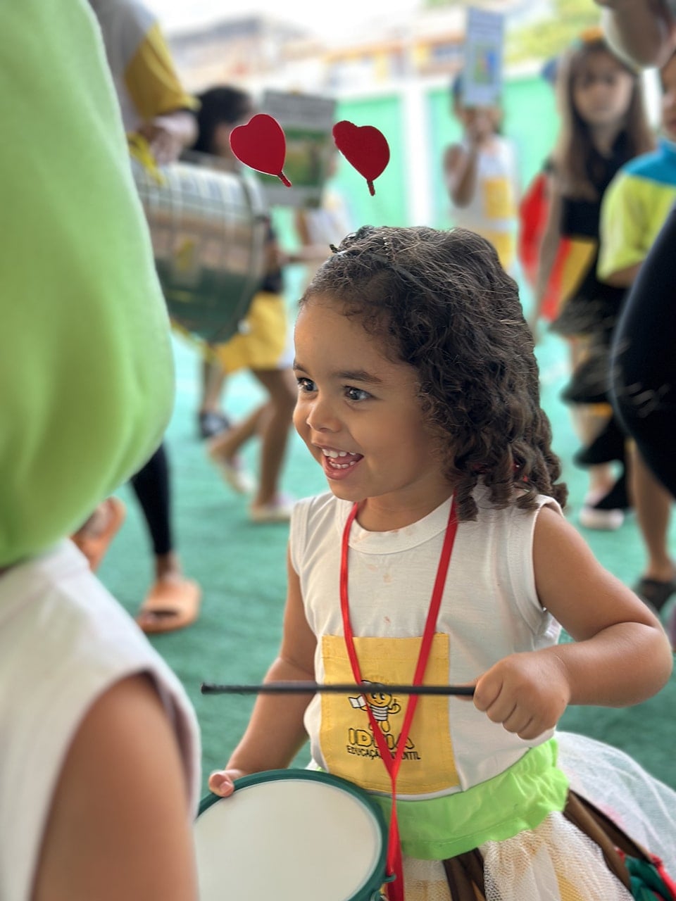 Foto de um ou mais alunos fazendo atividades na escola