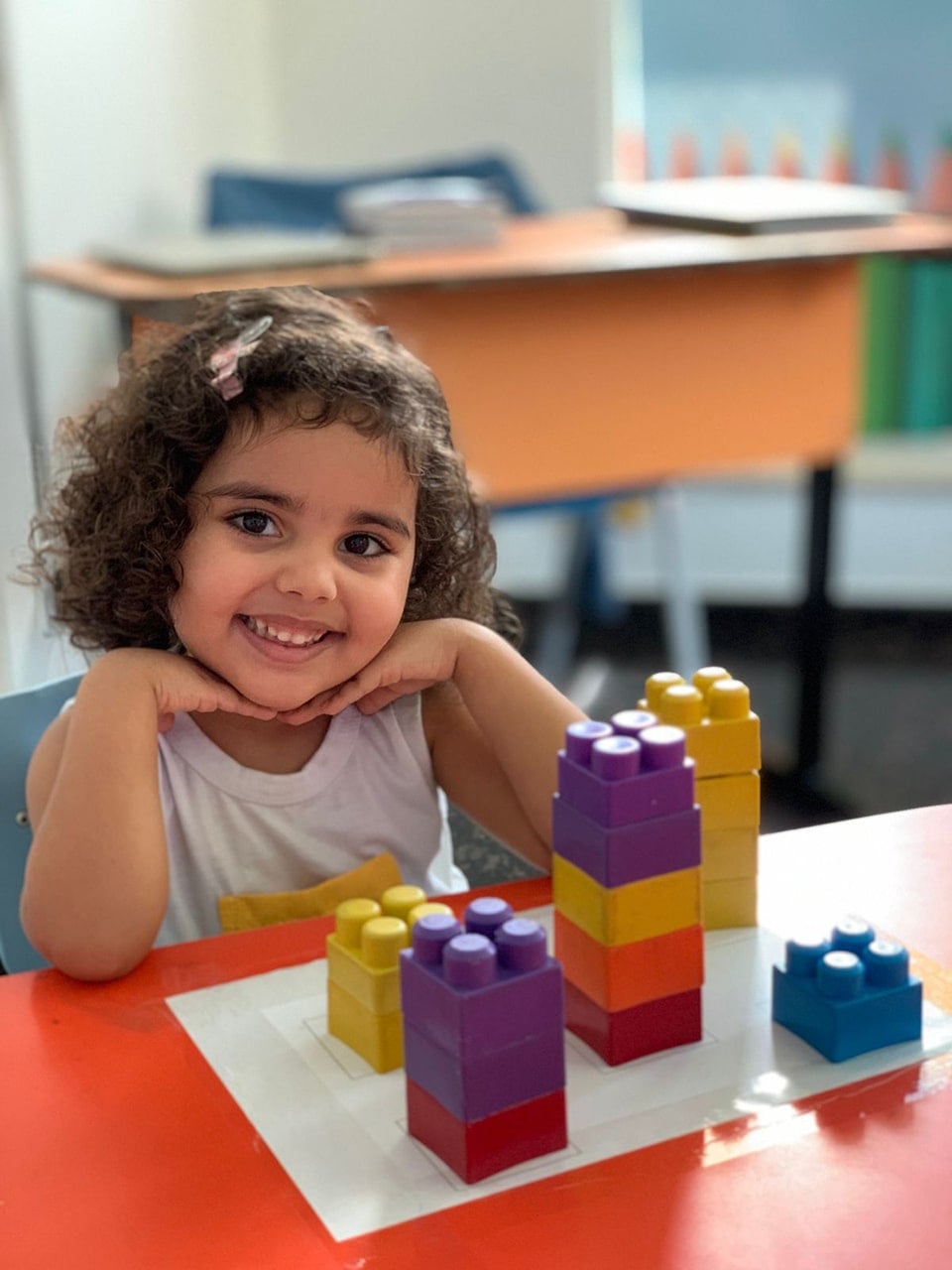 Foto de um ou mais alunos fazendo atividades na escola